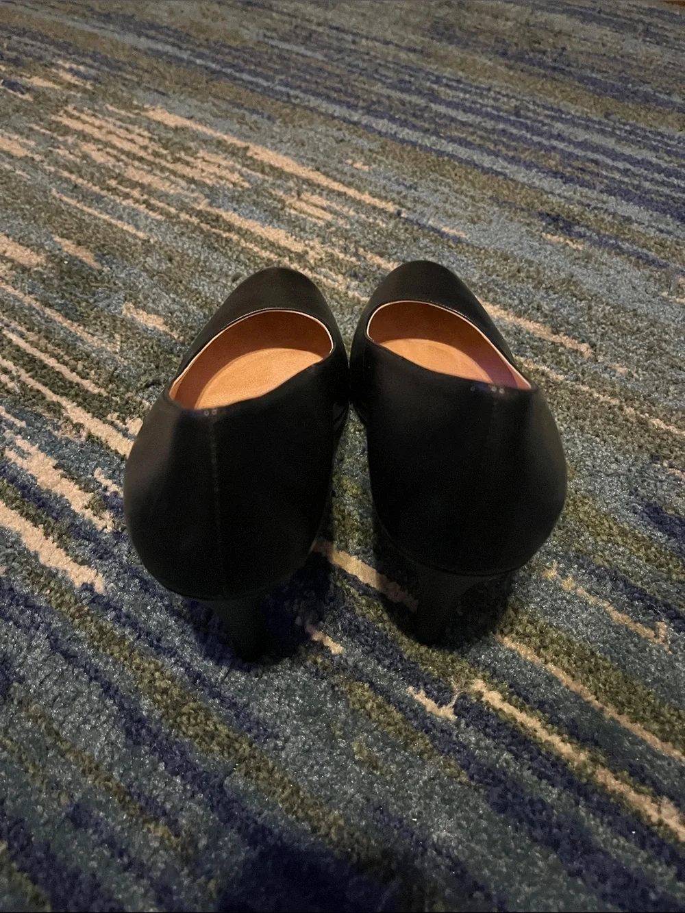Naturalizer Black Leather Round-Toe Women’s Pumps